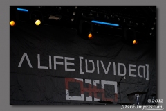 02_ALiveDivided_01